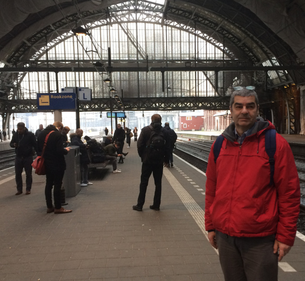 Der Website-Inhaber am Bahnhof von Amsterdam
